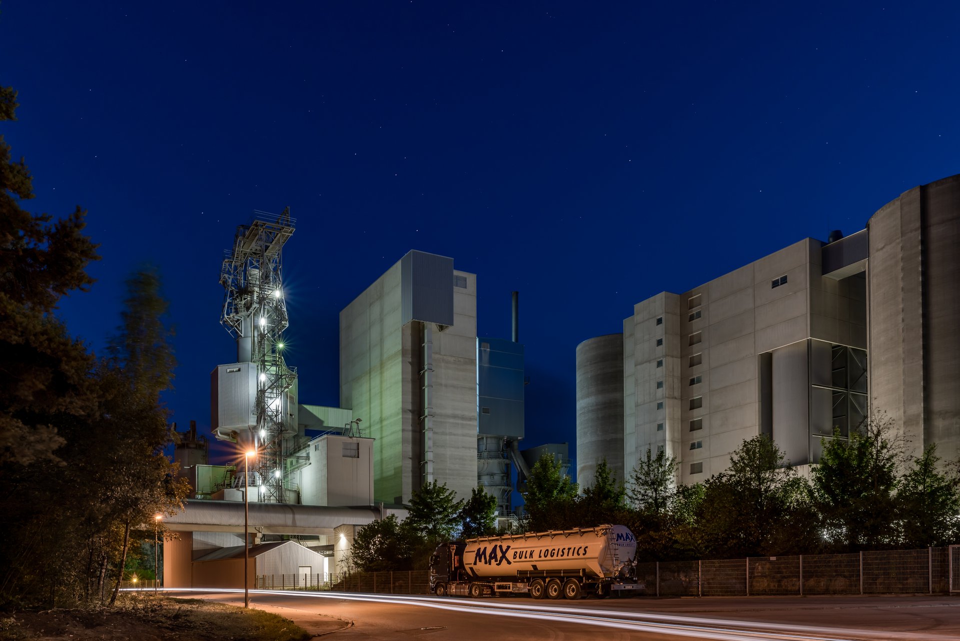Industrieanlage bei Nacht mit Logistik-Truck — Beispiel für Industriefotografie, Foto: Heino Klinnert, Ulm