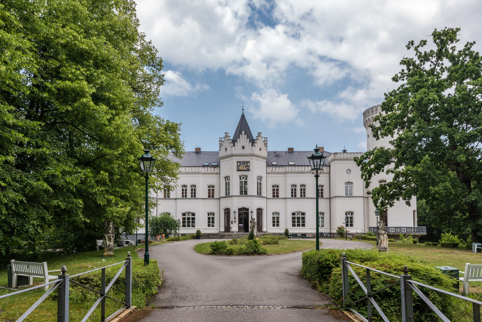 Klassizistisches Schloss mit weißer Fassade — Architekturfotografie bei Tageslicht, Foto: Heino Klinnert, Ulm
