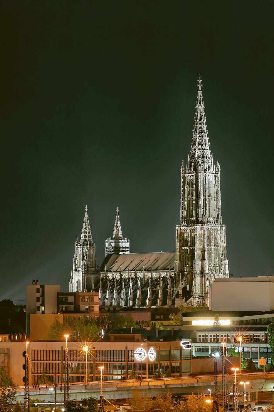 Ulmer Münster bei Nacht, dramatisch beleuchtet — Architekturfotografie Hochformat, Foto: Heino Klinnert, Ulm